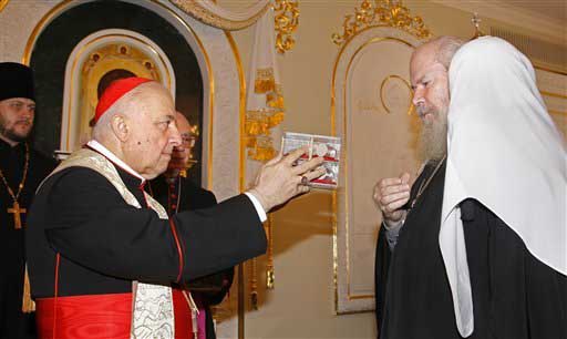 Archbishop Tettamanzi giving a reliquary to schismatic Alexis II